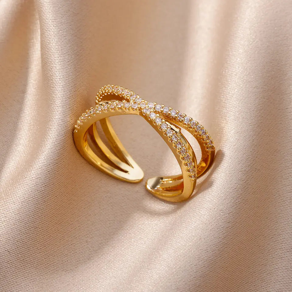 Elegante anillo de circonia con baño de oro en acero inoxidable ajustable