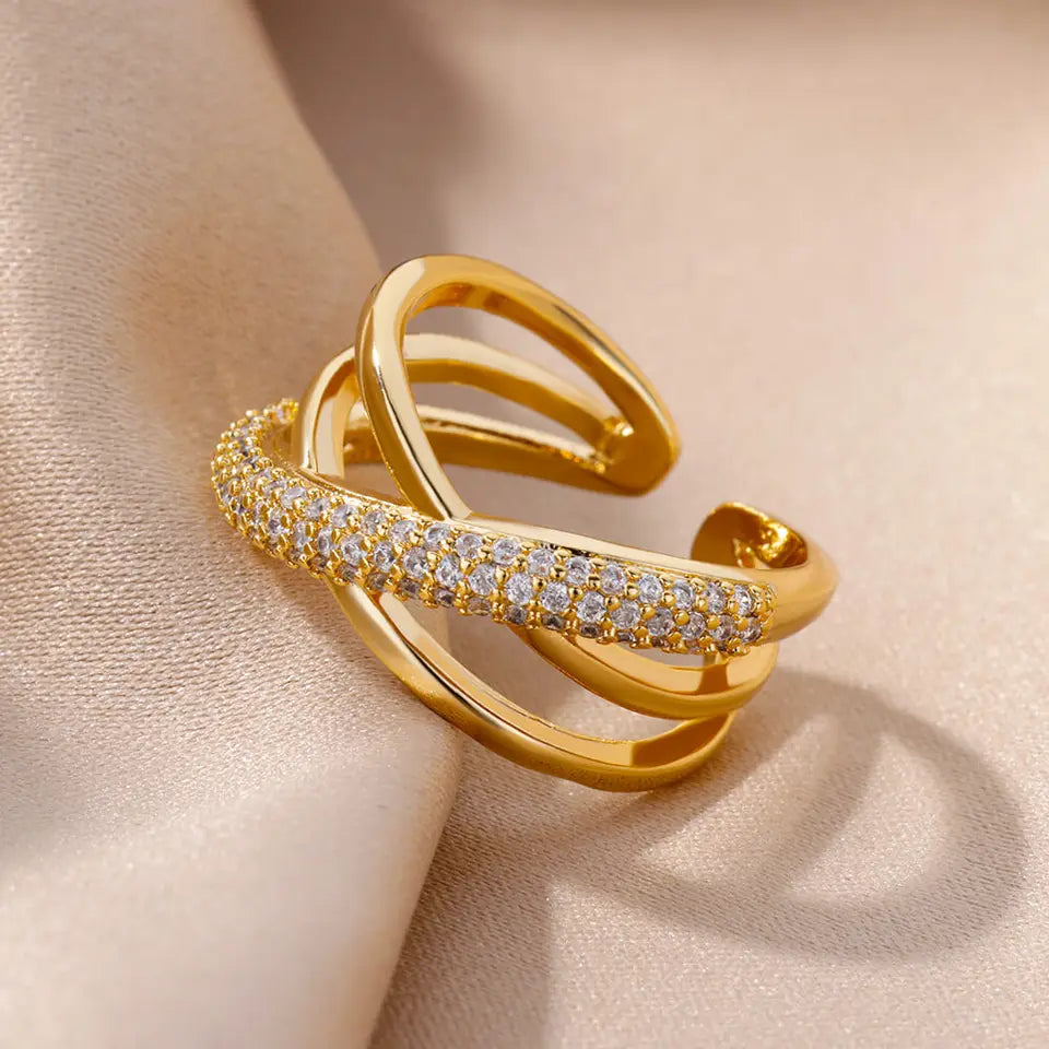 Elegante anillo de circonia con baño de oro en acero inoxidable ajustable