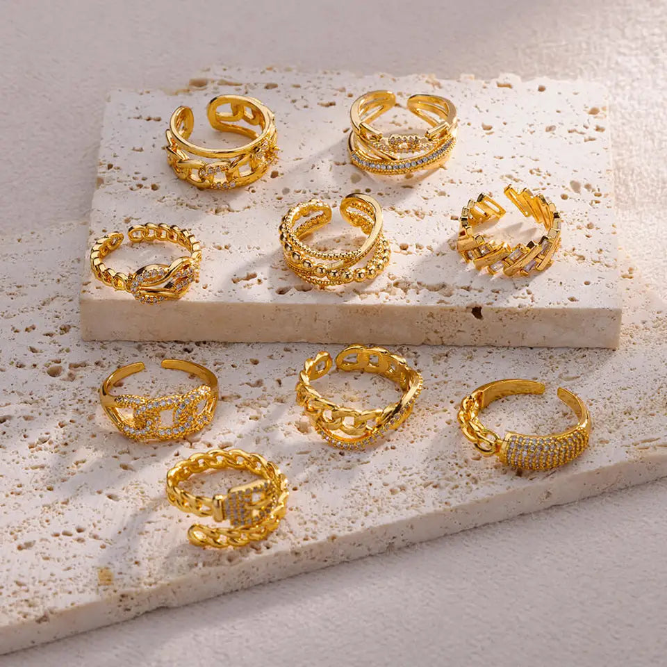 Elegante anillo de circonia con baño de oro en acero inoxidable ajustable