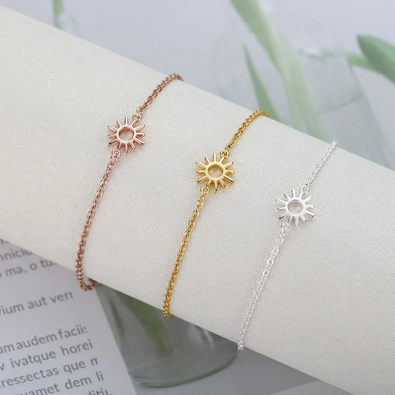 Pulsera estilo vintage con perlas, flores y diseños delicados