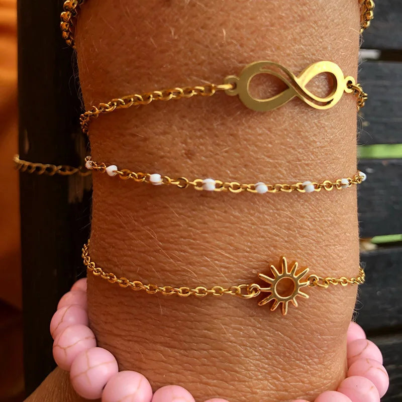 Pulsera estilo vintage con perlas, flores y diseños delicados
