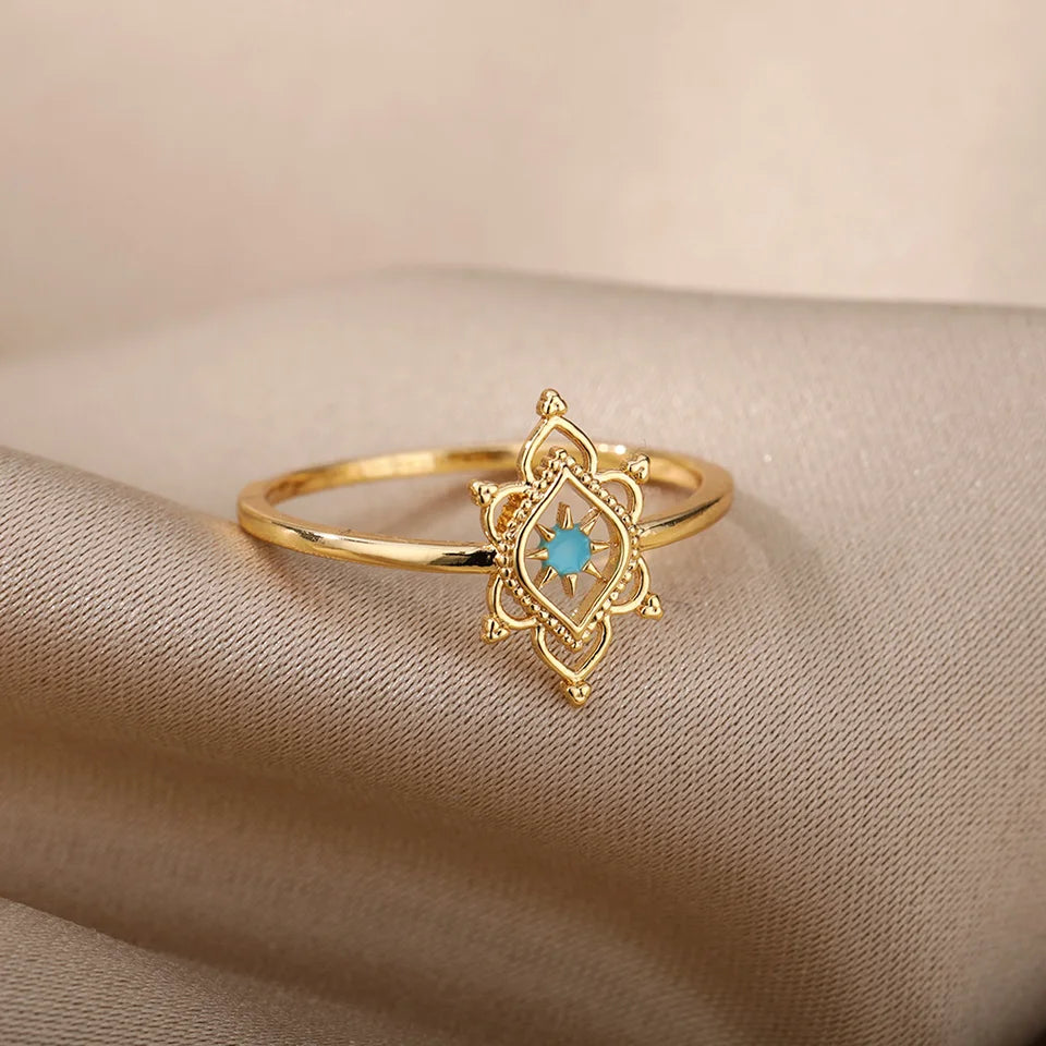 Anillo de acero inoxidable dorado con flor de estrella y ópalo