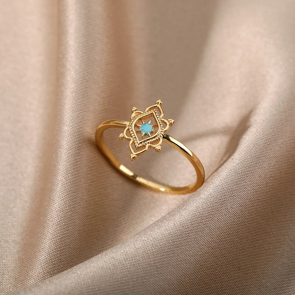 Anillo de acero inoxidable dorado con flor de estrella y ópalo