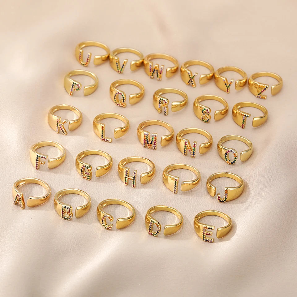 Anillo con chapa de oro ajustable con inicial de acero inoxidable bellamente decorado con circonias arcoiris unisex