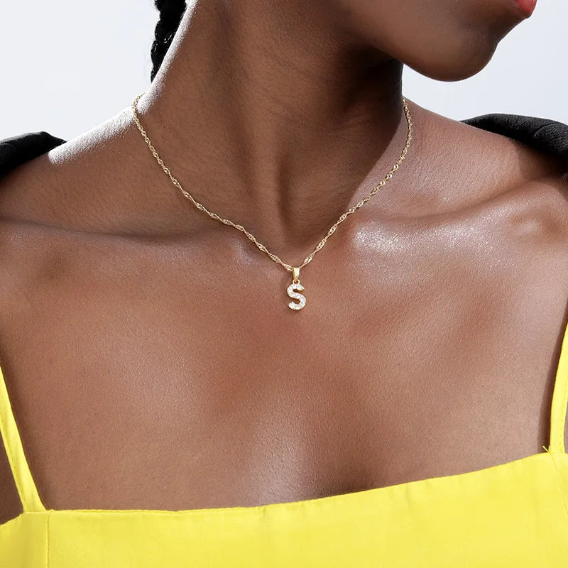 Collar con inicial de circonita y cadena de ondas de agua