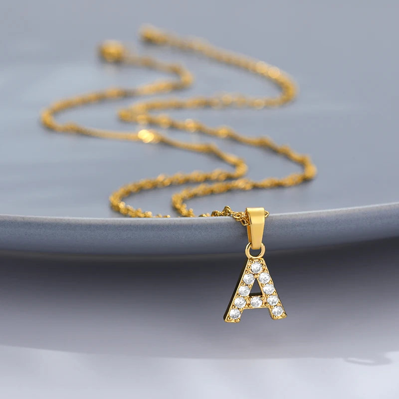 Collar con inicial de circonita y cadena de ondas de agua