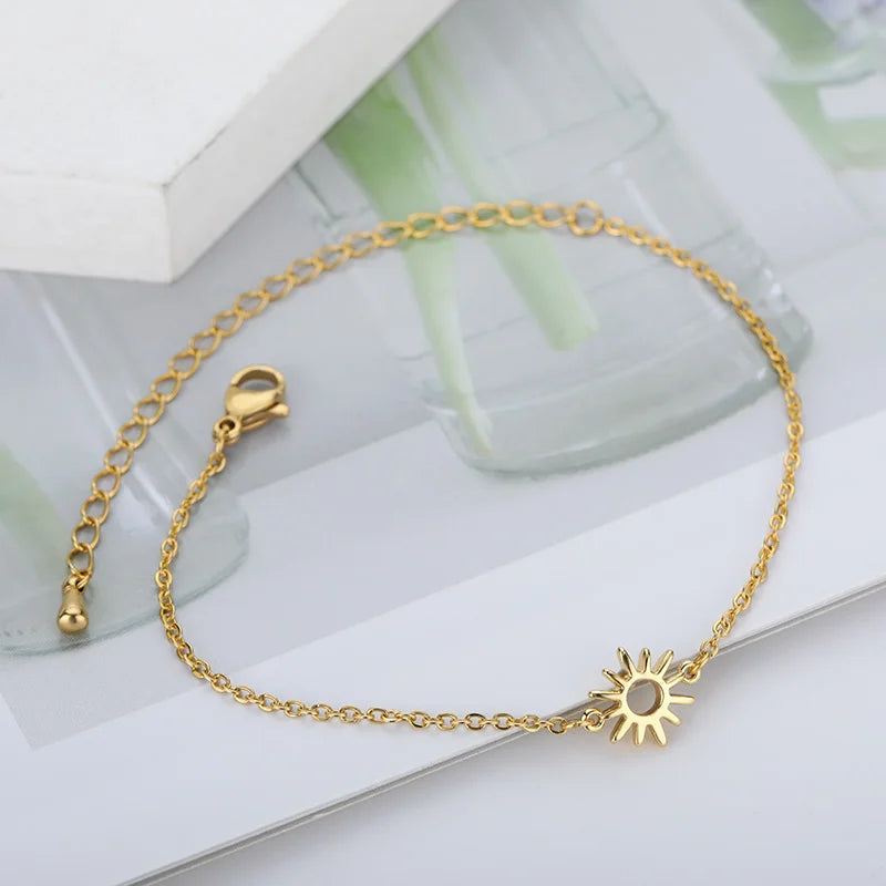 Pulsera estilo vintage con perlas, flores y diseños delicados