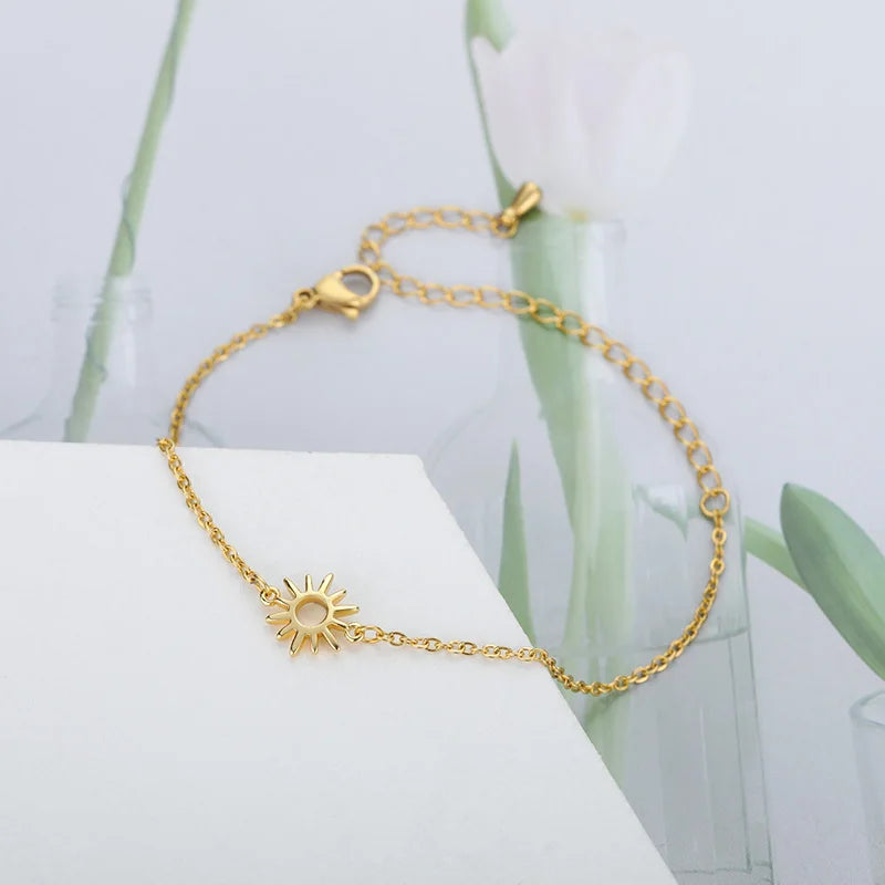 Pulsera estilo vintage con perlas, flores y diseños delicados