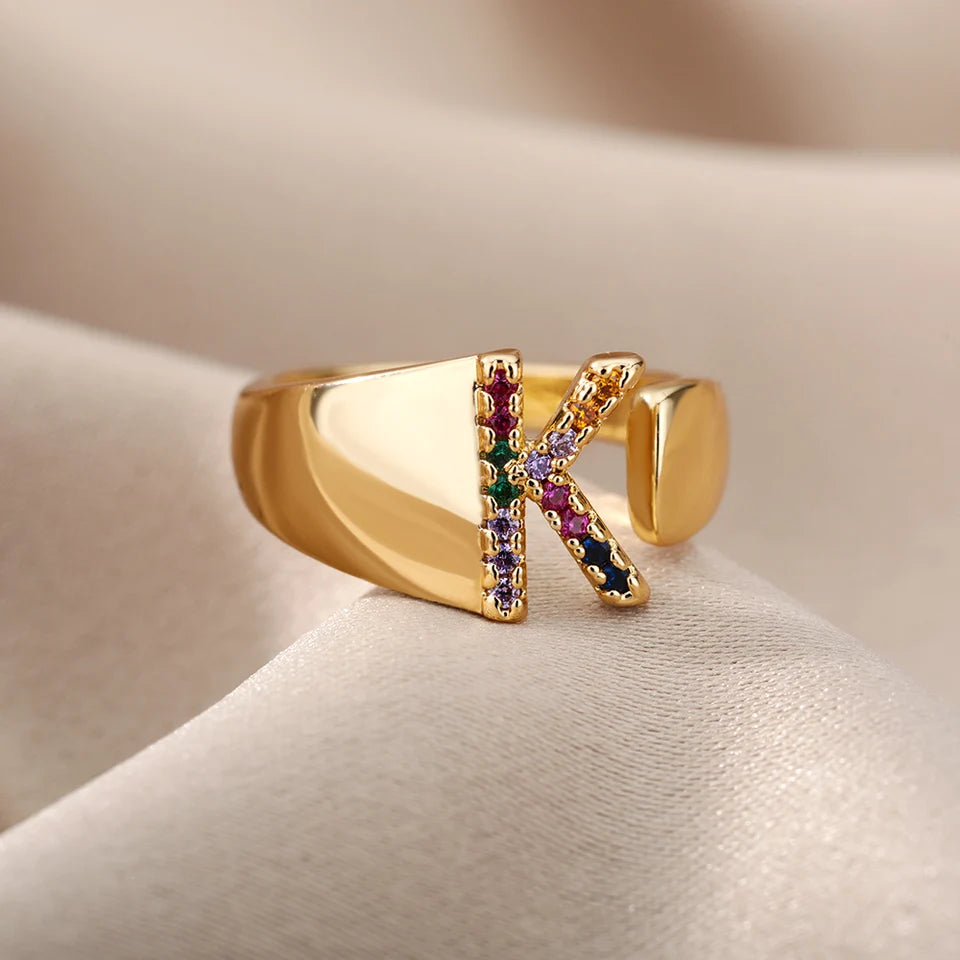Anillo con chapa de oro ajustable con inicial de acero inoxidable bellamente decorado con circonias arcoiris unisex