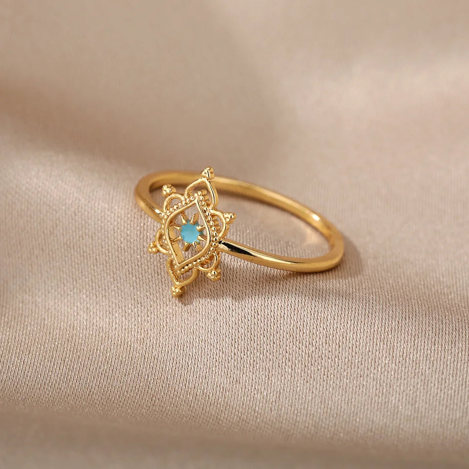 Anillo de acero inoxidable dorado con flor de estrella y ópalo