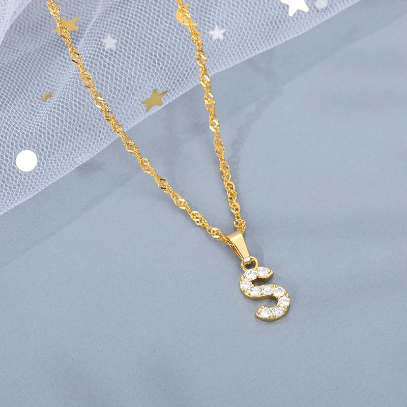Collar con inicial de circonita y cadena de ondas de agua