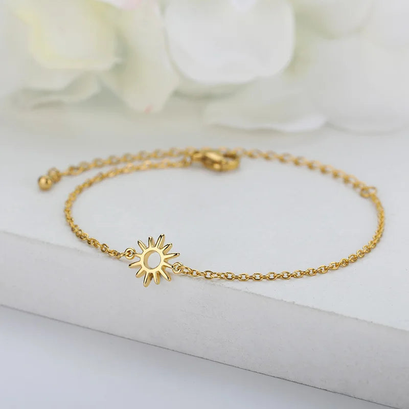 Pulsera estilo vintage con perlas, flores y diseños delicados