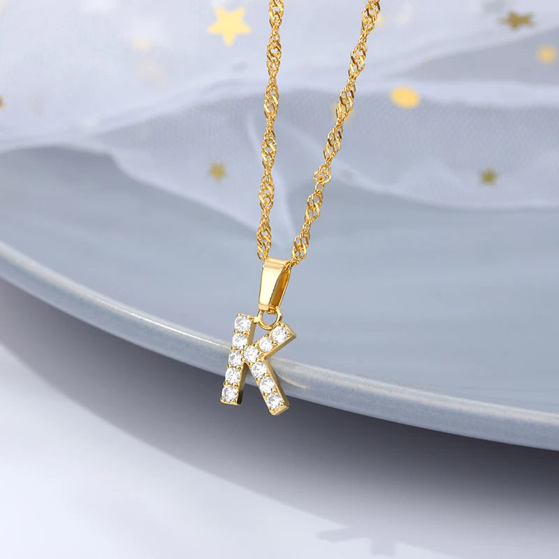 Collar con inicial de circonita y cadena de ondas de agua