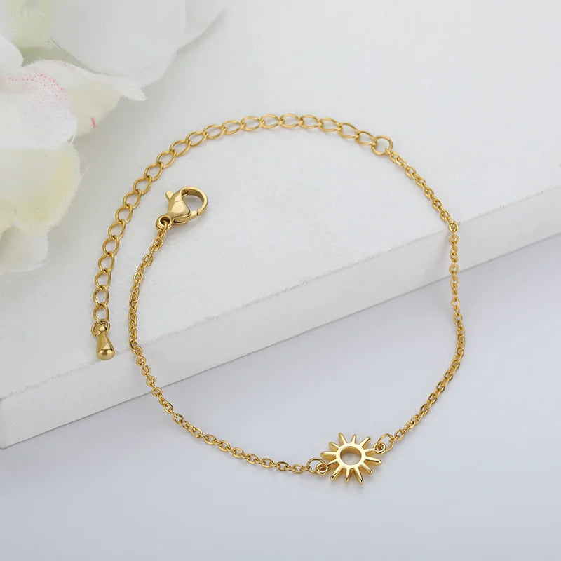 Pulsera estilo vintage con perlas, flores y diseños delicados