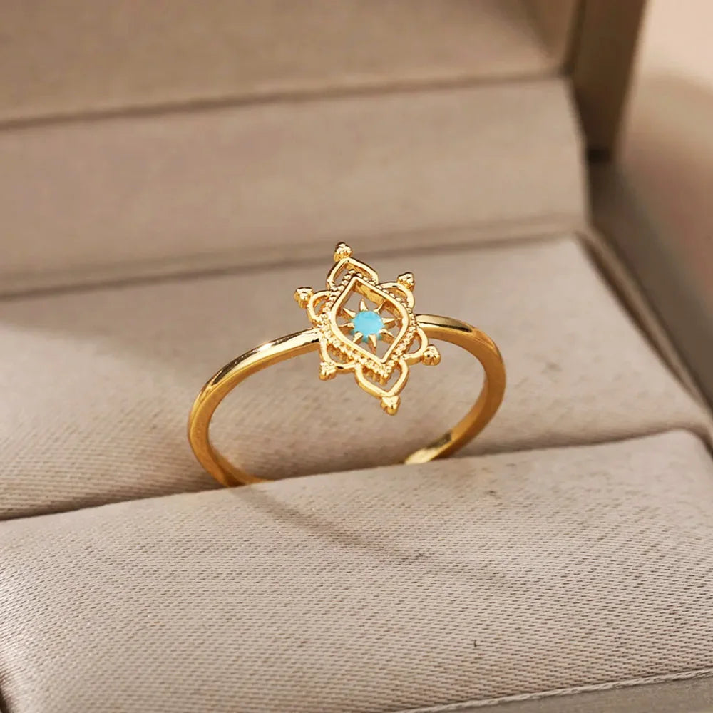 Anillo de acero inoxidable dorado con flor de estrella y ópalo