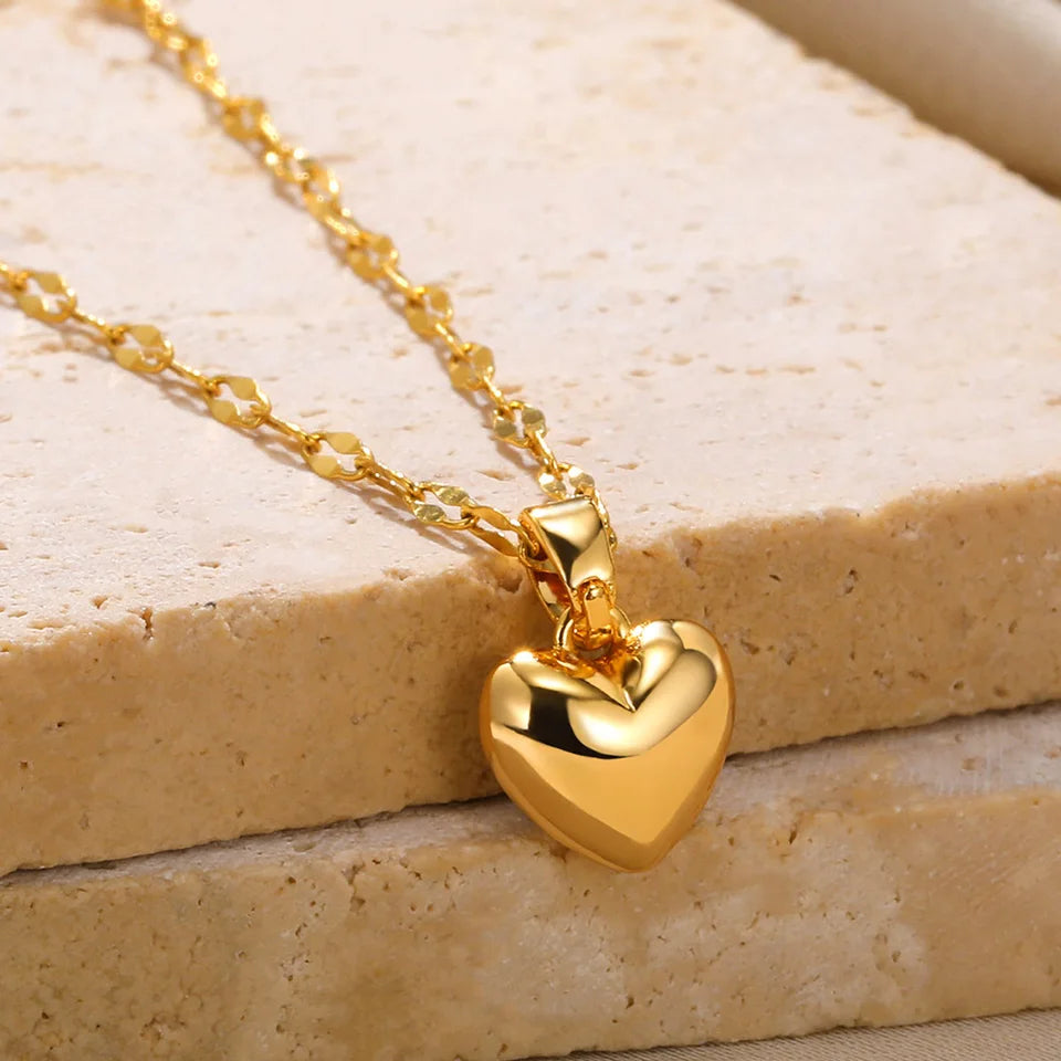 Cadena dorada moderna con colgante de corazón, mariposa, cruz y más en acero inoxidable en diferentes hermosos diseños para dama
