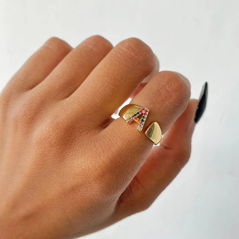 Anillo con chapa de oro ajustable con inicial de acero inoxidable bellamente decorado con circonias arcoiris unisex