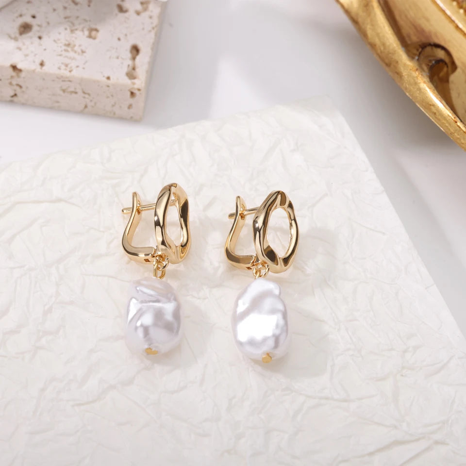 Elegantes aretes para dama con hermosas perlas simuladas, colgantes en diseños novedosos y vintage de alta calidad