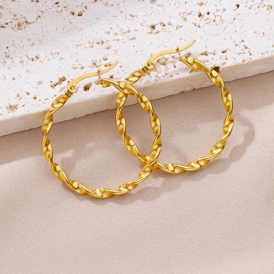 Elegantes arracadas de acero inoxidable en tendencia minimalista y vintage