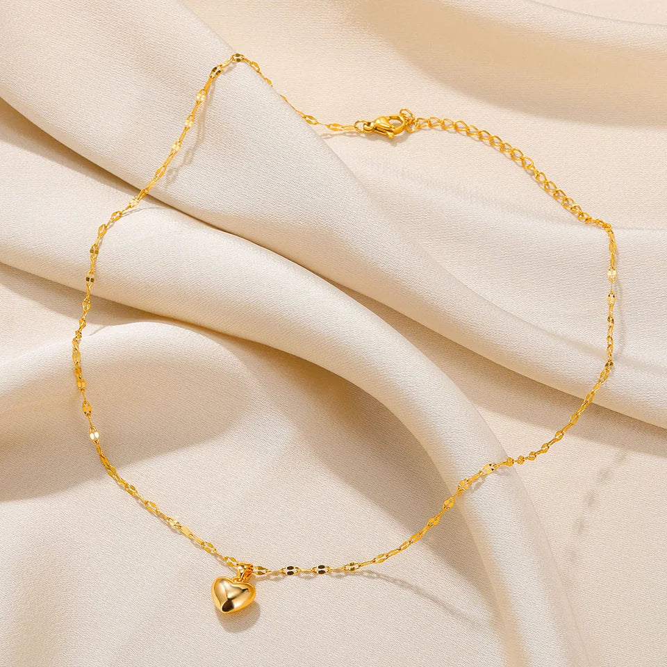 Cadena dorada moderna con colgante de corazón, mariposa, cruz y más en acero inoxidable en diferentes hermosos diseños para dama