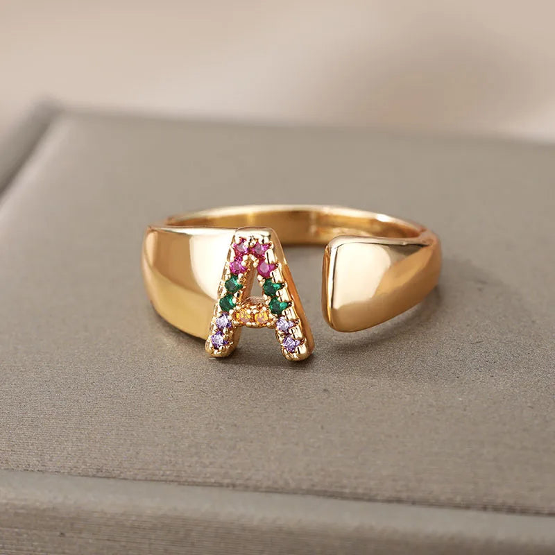 Anillo con chapa de oro ajustable con inicial de acero inoxidable bellamente decorado con circonias arcoiris unisex