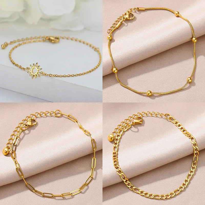 Pulsera estilo vintage con perlas, flores y diseños delicados