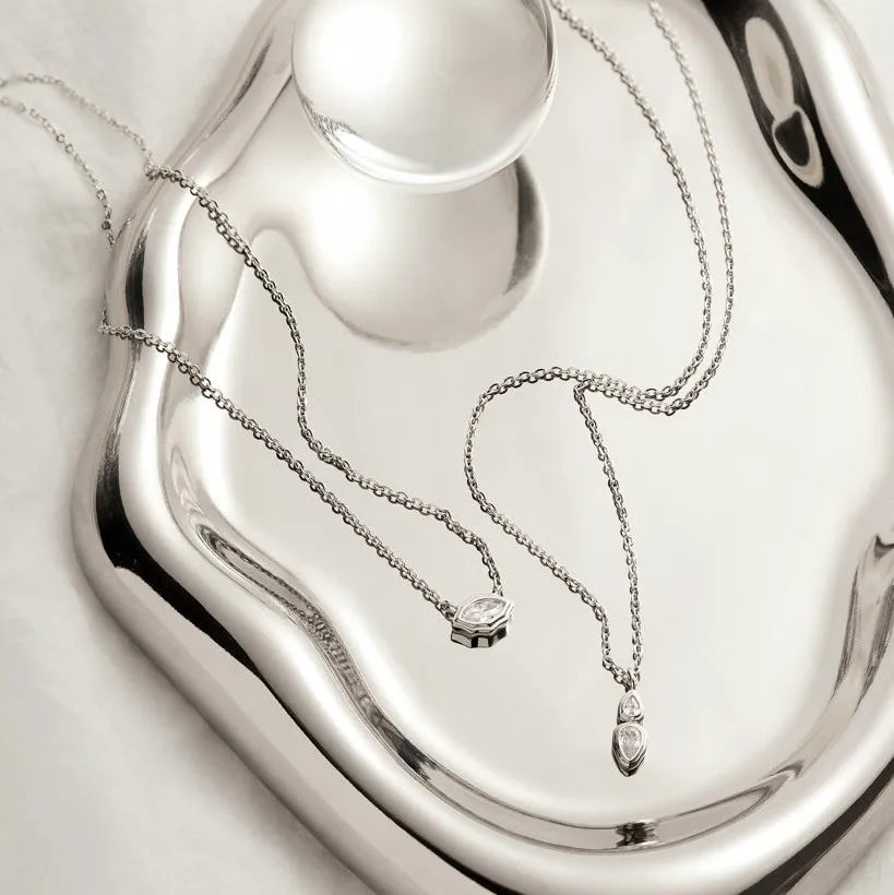 Collar con colgante de acero de titanio chapado en oro para mujer