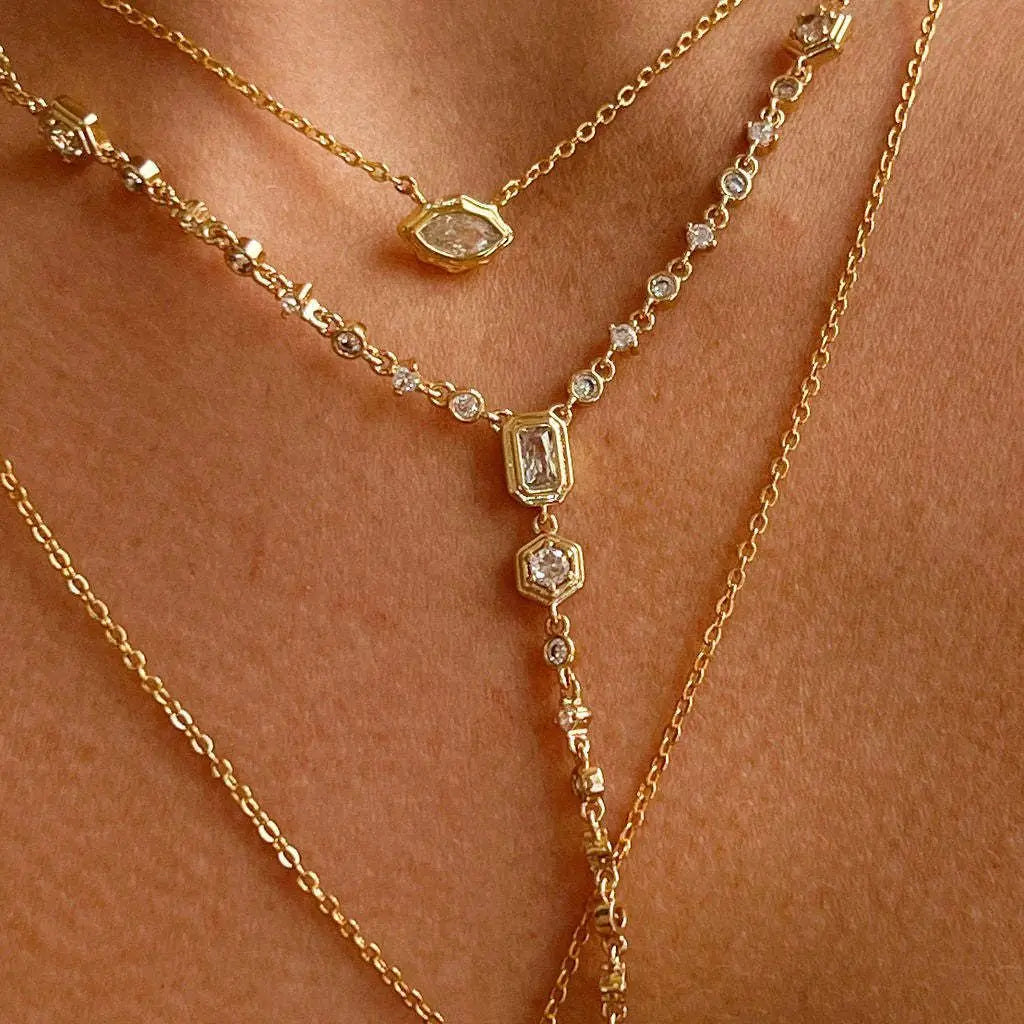 Collar con colgante de acero de titanio chapado en oro para mujer