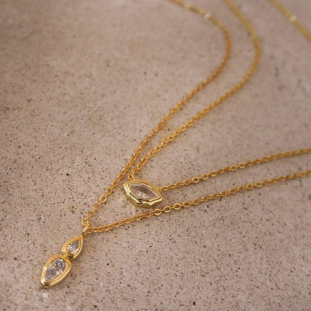 Collar con colgante de acero de titanio chapado en oro para mujer