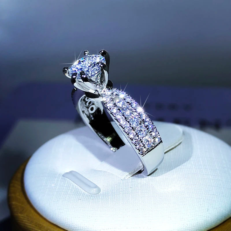 Hermoso anillo en plata esterlina 925 de gran brillo con elegante circonia coronando el diseño