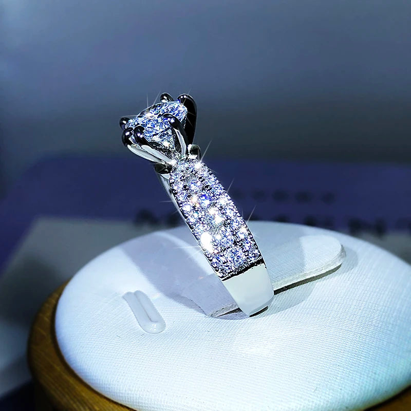 Hermoso anillo en plata esterlina 925 de gran brillo con elegante circonia coronando el diseño