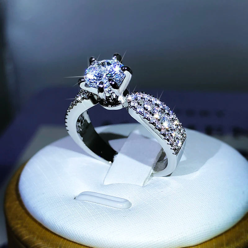 Hermoso anillo en plata esterlina 925 de gran brillo con elegante circonia coronando el diseño