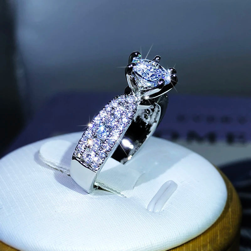 Hermoso anillo en plata esterlina 925 de gran brillo con elegante circonia coronando el diseño