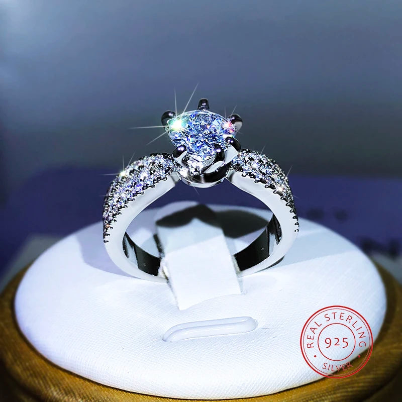 Hermoso anillo en plata esterlina 925 de gran brillo con elegante circonia coronando el diseño