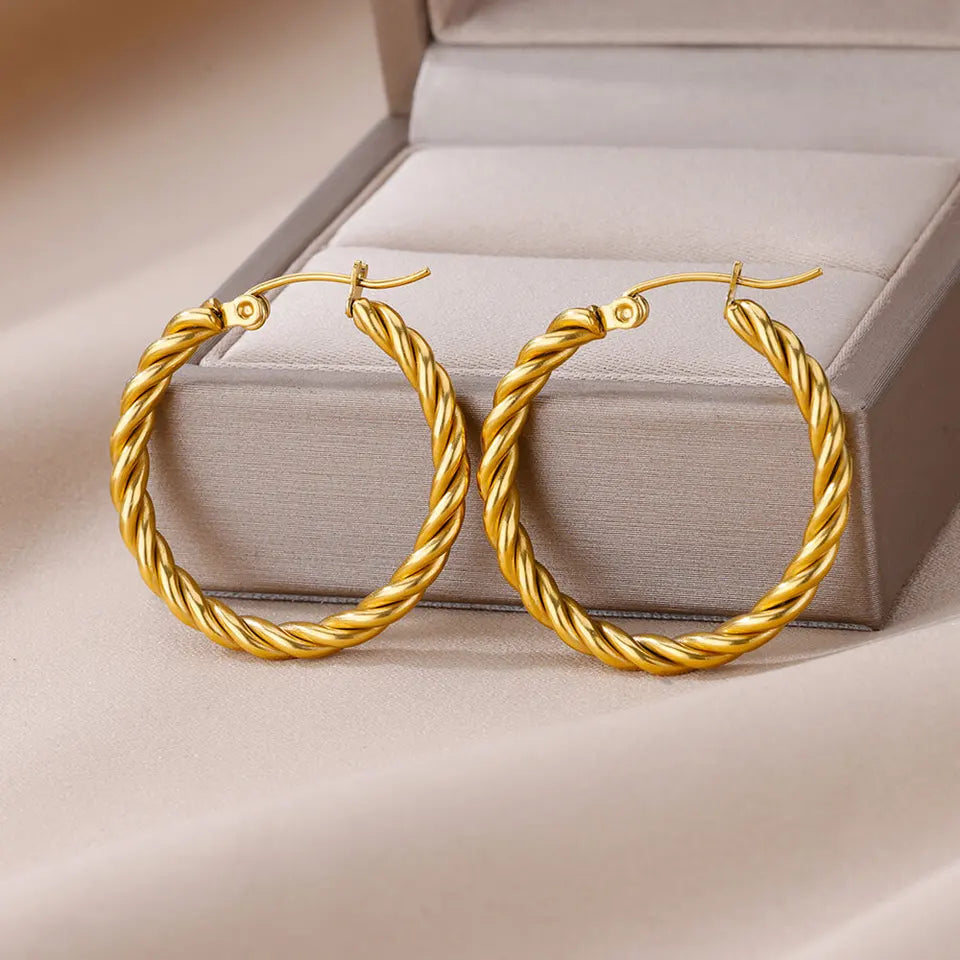 Elegantes arracadas de acero inoxidable en tendencia minimalista y vintage
